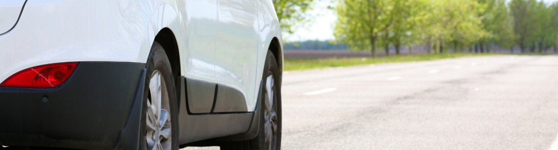 Auto fährt über Strasse